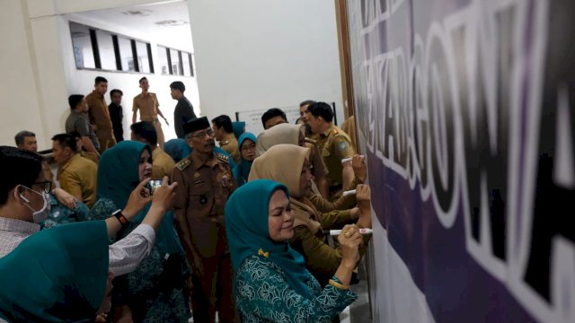 Wakil Ketua Tim Penggerak PKK Kabupaten Gowa Mussadiyah Rauf saat melakukan penandatanganan Komitmen dan Perencanaan Desa Ramah Perempuan dan Peduli Anak, di Baruga Karaeng Galesong, Kantor Bupati Gowa, kemarin. (Dok. Humas Gowa)