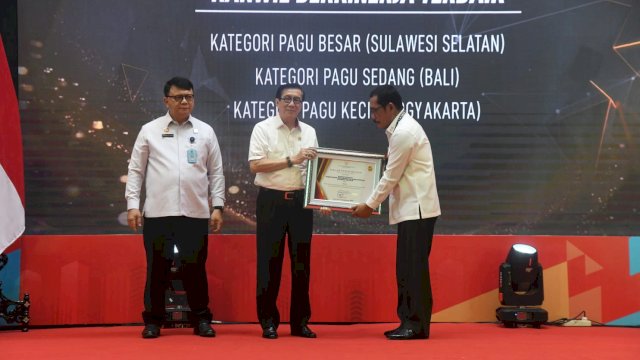 Kakanwil Kemenkumham Sulsel Liberti Sitinjak saat mendapatkan penghargaan yang diberikan langsung Menkumham RI Yasonna H. Laoly, pada Rapat Koordinasi Pengendalian Capaian Kinerja dan Refleksi Akhir Tahun 2023, serta Penyusunan Rencana Aksi 2024, di Borobudur Hotel Jakarta Pusat, Kamis, (14/12/2023). (Dok. Humas Kanwil Kemenkumham Sulsel)