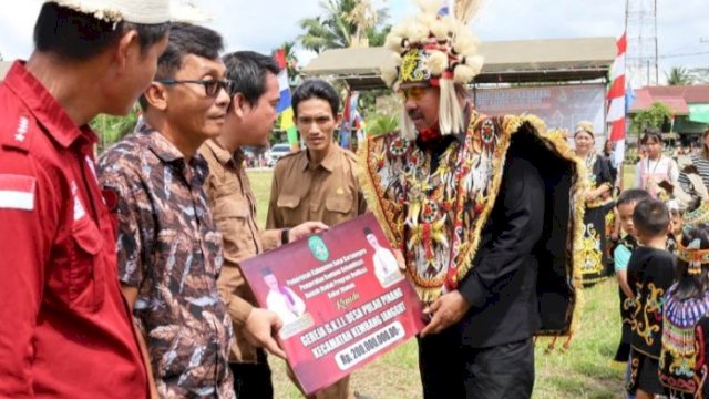Bupati Kukar Edi Damansyah, saat memberikan bantuan kepada masyarakat. (Istimewa)