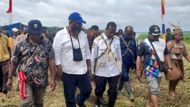 Pj. Gubernur Papua Selatan Apolo Safanpo, didampingi Pj. Bupati Mappi Michael R. Gomar, Anggota B2P untuk Papua Selatan Yoseph Yolmen, Tokoh Masyarakat Bade Robert Sumagai, Danyon Brimob D Pelopor Merauke Suparmin meninjau lahan sagu masyarakat di Kumuu Kelurahan Bade Kab. Mappi. (Foto: Hendrik Resi / Republiknews.co.id)