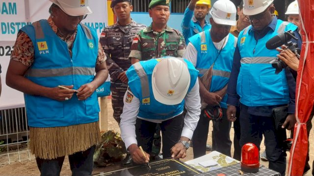 Pj. Gubernur Papua Selatan Apolo Safanpo menandatangani Prasasti Launcing Listrik 24 Jam di Bade Papua Selatan. (Foto Hendrik Resi / Republiknews.co.id)