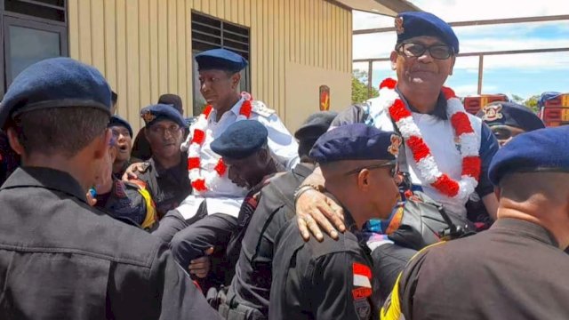 Antusias anggota Brimob Batalyon D Pelopor Kompi 2 Bade menggotong Pj. Gubernur Apolo Safanpo dan Pj Bupati Mappi Michael R. Gomar usai peresmian barak. (Foto: Hendrik Resi / Republinews.co.id)