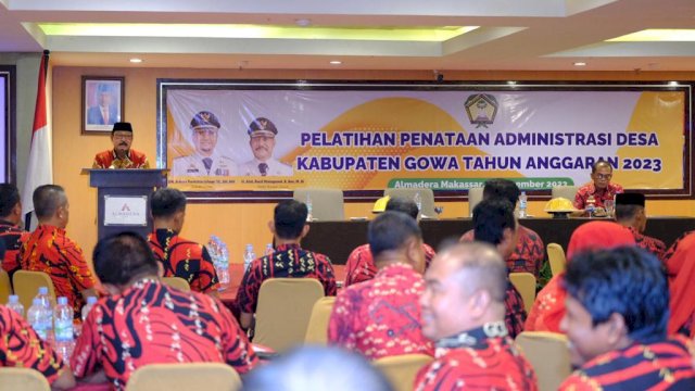 Wabup Gowa Abd Rauf Malaganni saat membuka Pelatihan Penataan Administrasi Desa Tentang Penegasan dan Tapal Batas Desa, di Hotel Almadera Makassar, kemarin. (Dok. Humas Gowa)