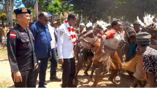 Pj Gubernur Sulsel Apolo Safanpo, ketika bertemu masyarakat Adat Auyu Bade dalam rangka Safari Natal ke Distrik Edera Kabupaten Mappi. (Foto: Hendrik Resi / Republiknews.co.id)