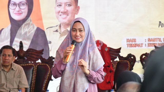 Bupati Luwu Utara Indah Putri Indriani saat menghadiri Bakti Sosial Layanan Kesehatan Bergerak di Desa Terpedo Jaya.