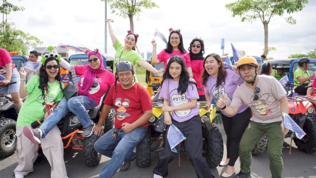 Aston Makassar saat menggelar Karnaval Woody's Roundup dalam rangka mempromosikan tema akhir tahun yang dihadirkan bagi masyarakat yang ingin menikmati pesta tahun baru yang berbeda. (Dok. Aston Makassar)