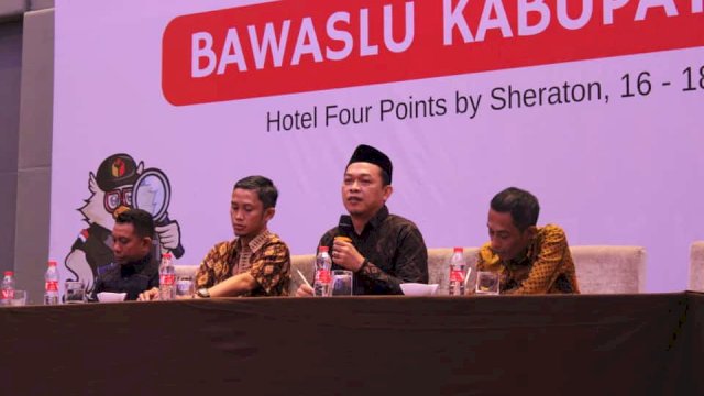 Anggota Bawaslu Kabupaten Gowa, Kordinator Divisi Pencegahan Parmas dan Humas Juanto Avon saat menghadiri Pembukaan Bimbingan Teknis Pengawasan Logistik, di Four Points Hotel Makassar, Minggu, (17/12/2023). (Dok. Bawaslu Kabupaten Gowa)