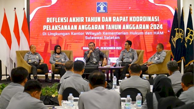Kakanwil Kemenkumham Sulsel Liberti Sitinjak saat memberikan arahan pada Pemaparan Hasil Monev Tim Akuntabilitas Kanwil Kemenkumham Sulsel, di Claro Hotel Makassar, Senin, (18/12/2023). (Dok. Humas Kanwil Kemenkumham Sulsel)