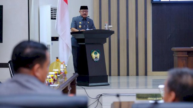 Wabup Gowa Abd Rauf Malaganni saat menghadiri Rapat Paripurna Pemandangan Umum Fraksi-Fraksi DPRD Kabupaten Gowa, di Ruang Rapat Paripurna DPRD Kabupaten Gowa, Senin (18/12/2023). (Dok. Humas Gowa)
