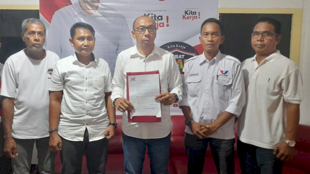 Hendrikus Mahuse memperlihatkan SK Penunjukannya sebagai Ketua DPW Perindo dari Ketua Umum DPP Perindo Hary Tanosoebidjo. (Foto: Hendrik /Republiknews.co.id)