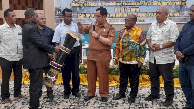 Asisten I Sekda Bidang Pemerintahan dan Kesejahteraan Rakyat Provinsi Papua Selatan, Agustinus Joko Guritno menutup Seminar Percepatan Pembangunan Papua Selatan. (Foto: Hendrik / Republiknews.co.id)