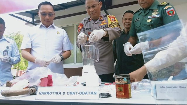 Kajari Sinjai, Zulkarnaen Saat Memusnahkan Barang Bukti Tindak Pidana Umum Jenis Sabu dan Obat-obatan Daftar G Dengan Cara Diblender.(ist)