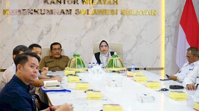 Kakanwil Kemenkumham Sulsel Liberti Sitinjak bersama Inspektur Wilayah VI Kemenkumham Sri Yuliani saat menghadiri Rapat Persiapan SKB WPFK secara daring, di Ruang Rapat Pimpinan Kanwil Kemenkumham Sulsel, Rabu, (20/12/2023). (Dok. Humas Kanwil Kemenkumham Sulsel)