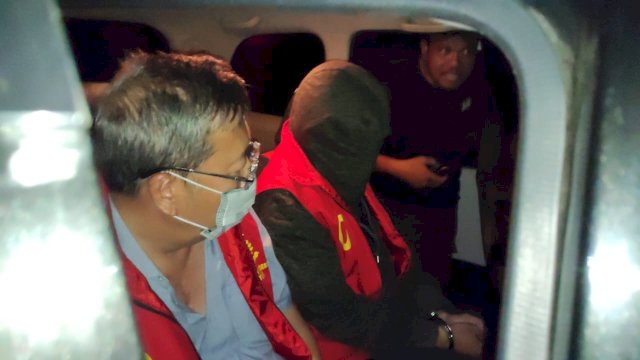 Dua tersangka korupsi pembangunan Jalan di Kecamatan Pasimarannu, Kabupaten Kepulauan Selayar Tahun Anggaran 2019, difiring ke Lapas untuk menjalani proses penahanan usai ditetapkan sebagai tersangka oleh Kejaksaan Negeri Kepulauan Selayar, Rabu (20/12/2023). (Istimewa)