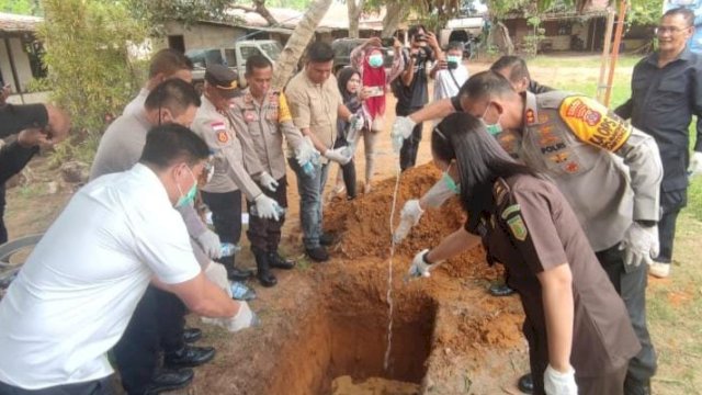 Kegiatan pemusnahan Miras Kepolisian Resor Merauke dengan mengundang pihak Kejaksaan dan Pengadilan Negeri Merauke. (Foto: Hendrik Resi / Republiknews.co.id)