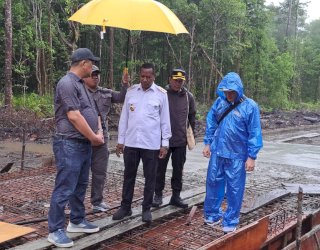 Tinjau Pembangunan Jalan Beton di Asmat, Apolo Safanpo Rela Diterpa Hujan