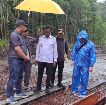 Tinjau Pembangunan Jalan Beton di Asmat, Apolo Safanpo Rela Diterpa Hujan