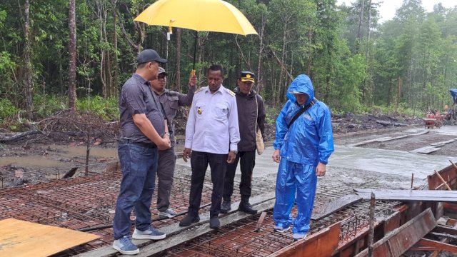 Pj. Gubernur Papua Selatan Apolo Safanpo, memantau progress pembangunan jalan beton di Agats, Kabupaten Asmat. (Istimewa)