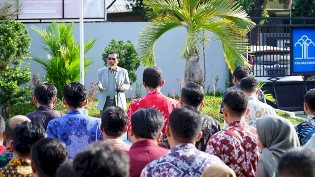 Kakanwil Kemenkumham Sulsel Liberti Sitinjak saat memberikan arahan di sela-sela memimpin Apel Pagi, di Lapangan Upacara Kanwil Kemenkumham Sulsel, Kamis, (21/12/2023). (Dok. Humas Kanwil Kemenkumham Sulsel)