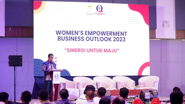 Kakanwil Kemenkumham Sulsel Liberti Sitinjak saat menjadi narasumber pada Women's Empowerment Bussines Outlook 2023, di Four Points Hotel Makassar, kemarin. (Dok. Humas Kanwil Kemenkumham Sulsel)