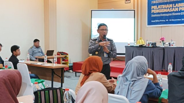 Kepala Bidang Pelayanan Hukum, Kanwil Kemenkumham Sulsel Mohammad Yani saat memberikan materi pada Pelatihan Labelling dan Pengemasan Produk UMKM, di Hotel Whizz Prime Makassar, kemarin. (Dok. Humas Kanwil Kemenkumham Sulsel)