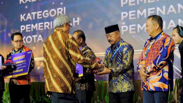 Wabup Gowa Abd Rauf Malaganni saat menerima penghargaan dari KemenPUPR RI pada Puncak Peringatan Hari Jalan Tahun 2023, di Auditorium KemenPUPR, Jakarta, kemarin. (Dok. Humas Gowa)