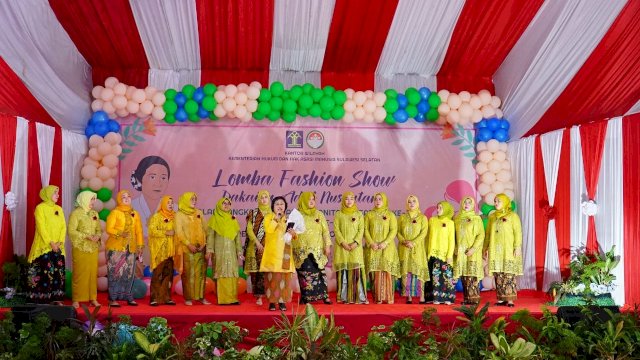 DWP Wanita Pengayoman, Kanwil Kemenkumham Sulsel menggelar peringatan HUT Ke-24 tahun dengan menggelar berbagai lomba. Salah satunya lomba fashion show, di Lapas Kelas I Makassar, Kamis, (21/12). (Dok. Humas Kanwil Kemenkumham Sulsel)