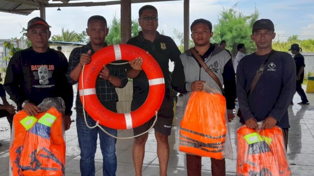 Beberapa Nelayan Merauke bersama Kepala Pelabuhan Perikanan Nusantara Merauke Susanto Masita. (Foto: Hendrik Resi / Republiknews.co.id)