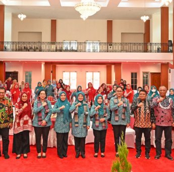 Sofha Marwah Bahtiar Paparkan Capaian PKK Sulsel di Hadapan Tim Monev Bidang Penguatan Ketahanan Keluarga