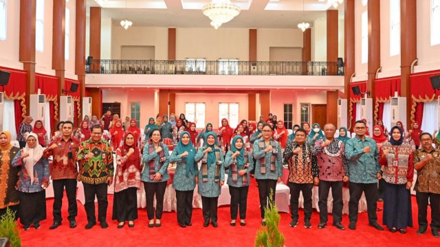 Pj Ketua TP PKK Sulsel, Sofha Marwah Bahtiar, menyambut kedatangan Tim Monev Bidang Penguatan Ketahanan Keluarga PKK Pusat, yang berkunjung ke Sulsel, Kamis (21/12/2023). (Istimewa)