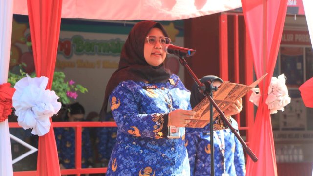 Kepala Bidang HAM, Kanwil Kemenkumham Sulsel Utary Sukmawati Syarief saat memimpin upacara Hari Ibu Ke-95, di Lapangan Lapas Makassar, Jumat, (22/12/2023). (Dok. Humas Kanwil Kemenkumham Sulsel)