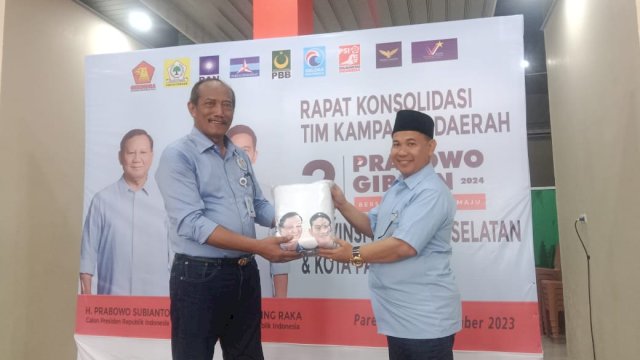 Ket : Ketua TKD Prabowo-Gibran Sulsel, Irjen Pol Purn Andi Damisnur bersama Ketua DPC Gerindra Parepare, H Surianto (Istimewa)