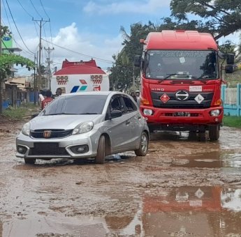 Kondisi Jalan Menuju Depot Pertamina Merauke Rusak Parah