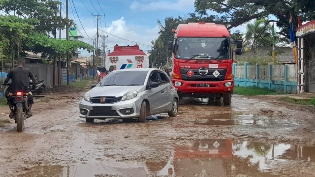 Titik Kerusakan Jalan di depan Kantor Dinas Tenaga Kerja dan Transmigrasi Merauke. (Foto: Hendrik Resi / Republiknews.co.id)