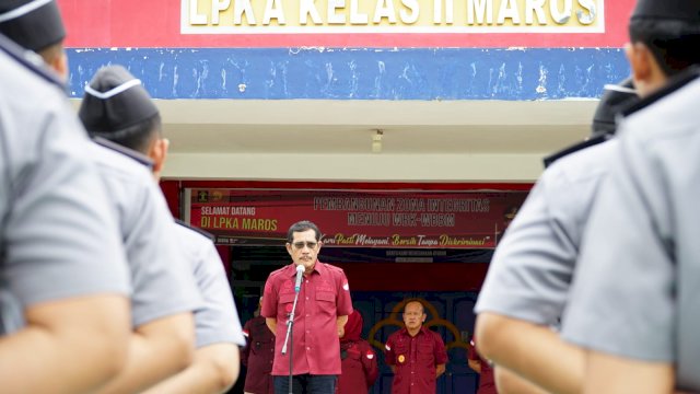 Kakanwil Kemenkumham Sulsel Liberti Sitinjak saat memimpin Apel Penyerahan Pegawai di Lapangan Lapas Maros, kemarin. (Dok. Humas Kanwil Kemenkumham Sulsel)