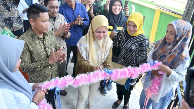 Bupati Luwu Utara Indah Putri Indriani menggunting pita saat meresmikan Dermaga Bosi-Bosi Desa Pongko Kecamatan Bone-Bone.