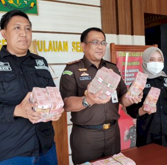 Kejari Selayar Perlihatkan Uang Rp 1 Miliar Terkait Kasus Korupsi Proyek Jalan Bonerate – Sambali