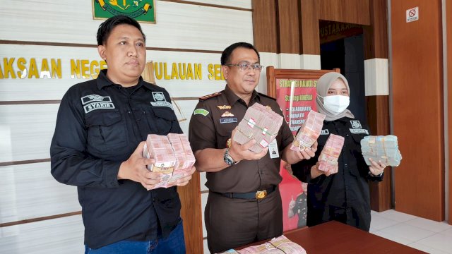 Proses penyerahan tersangka dan barang bukti kasus korupsi proyek jalan Bonerate-Sambali oleh Kejari Kepulauan Selayar. (Istimewa)