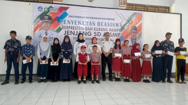 Ket : Disdikbud Kota Parepare lakukan Penyerahan Beasiswa Berprestasi dan Kurang Mampu siswa tingkat SD dan SMP (Istimewa)