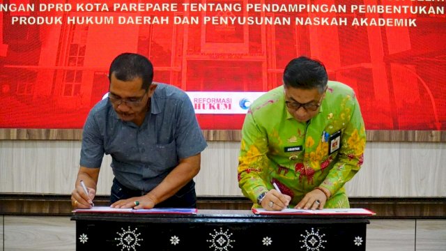 Kakanwil Kemenkumham Sulsel Liberti Sitinjak saat melakukan penandatanganan kerjasama terkait pendampingan penyusunan produk hukum daerah, di Aula Kanwil Kemenkumham Sulsel, Kamis, (28/12/2023). (Dok. Humas Kanwil Kemenkumham Sulsel)