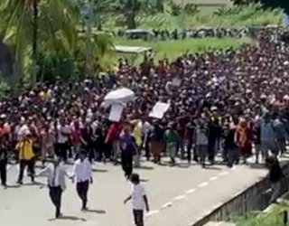 Diturunkan Paksa Dari Ambulans, Jenazah Lukas Enembe Diarak Berjalan Kaki Oleh Ribuan Warga Papua