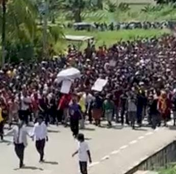 Diturunkan Paksa Dari Ambulans, Jenazah Lukas Enembe Diarak Berjalan Kaki Oleh Ribuan Warga Papua