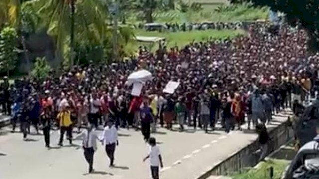 Ribuan massa mengarak peti jenazah Almarhum Lukas Enembe. (Istimewa)