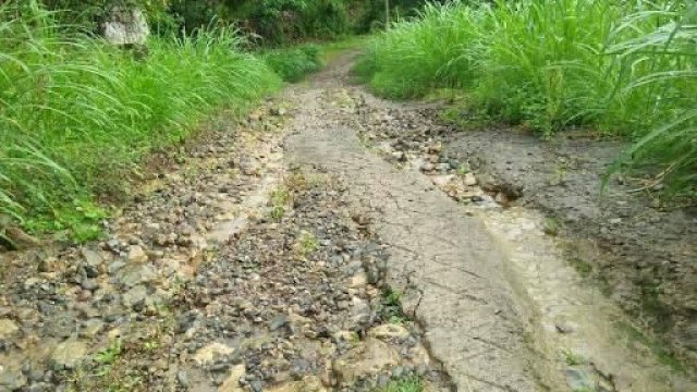 Penampakan Jalan di Desa Turungan Baji, Kecamatan Sinjai Barat yang Rusak Parah.