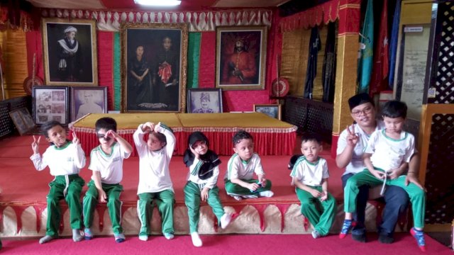 Siswa TK Islam Athirah 1 Makassar saat berfoto bersama didampingi pendamping saat melakukan kunjungan ke Musuem Balla Lompoa, kemarin. (Dok. TK Islam Athirah 1 Makassar)