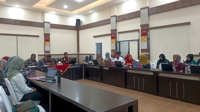 Suasana proses harmonisasi produk hukum daerah yang dilakukan Tim Kanwil Kemenkumham Sulsel. (Dok. Humas Kanwil Kemenkumham Sulsel)