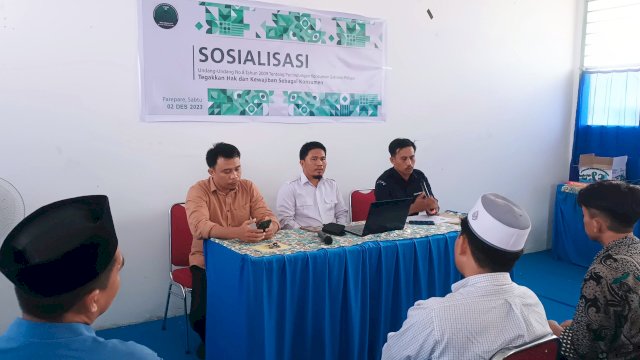 Ket : Ketua LPKSM Bina Insan Cita Kota Parepare, Ruslan Anwar bersama Anggota Dewan Kehormatan LPKSM Bina Insan Cita Kota Parepare, Gustam saat melakukan sosialisasi (Foto : Mulyadi Ma'ruf / Republiknews.co.id)