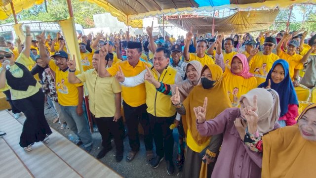 Calon Anggota DPR RI dari Partai Golkar, Nurdin Halid saat berkampanye bersama ratusan warga di Desa Tanete, Kecamatan Cina, Kabupaten Bone, Jumat (1/12/2023). (Foto: Istimewa)