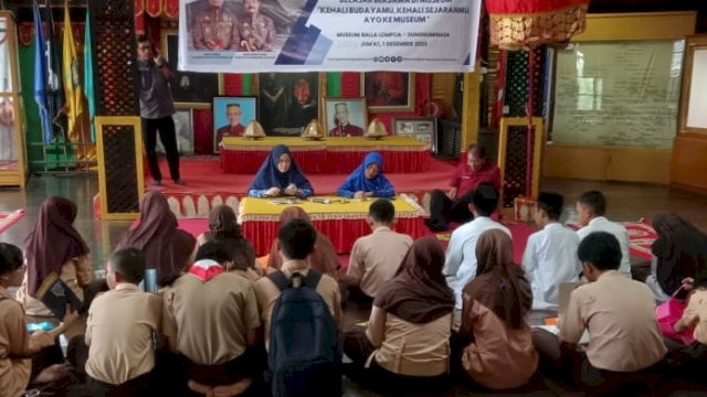 Puluhan siswa SMP di Gowa saat mengikuti kegiatan Belajar di Musuem Balla Lompoa, kemarin. (Dok. Disparbud Gowa)