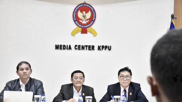 Ketua KPPU Prof. M. Afif Hasbullah (tengah) didampingi jajaran pejabat KPPU di sela-sela Media Update Kinerja Lima Tahunan KPPU, di Kantor KPPU Pusat, kemarin. (Dok. Humas KPPU Sulsel)